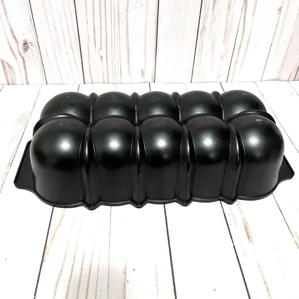 Nordic Ware Pro Black Cast Bundt Loaf Cake Pan Baking 9 cup Cast Aluminum
